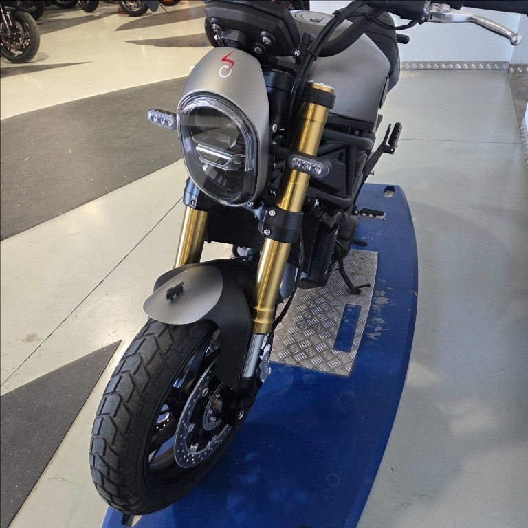 BENELLI Leoncino 800 