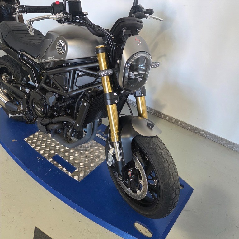 BENELLI Leoncino 800 